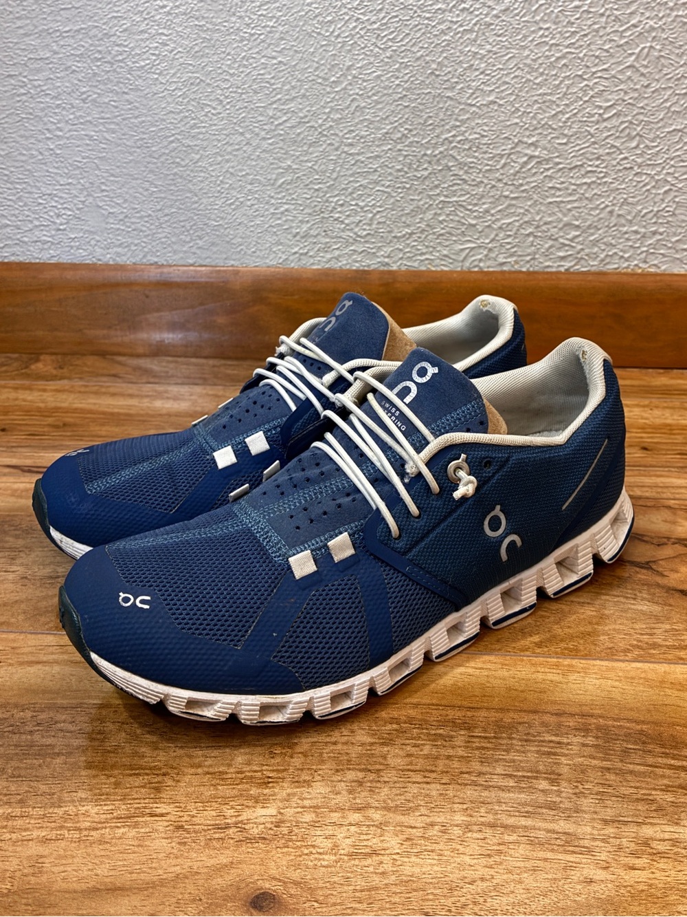 On Cloud 5 Women’s Athletic Running Shoe Sneakers, blue denim/ white- size 8.5